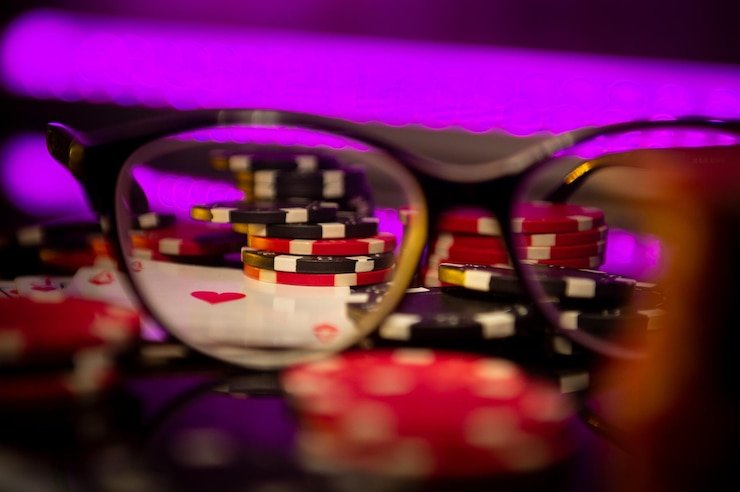 Live dealer managing a Free Bet Blackjack table on ovo288 login with multi-angle broadcast